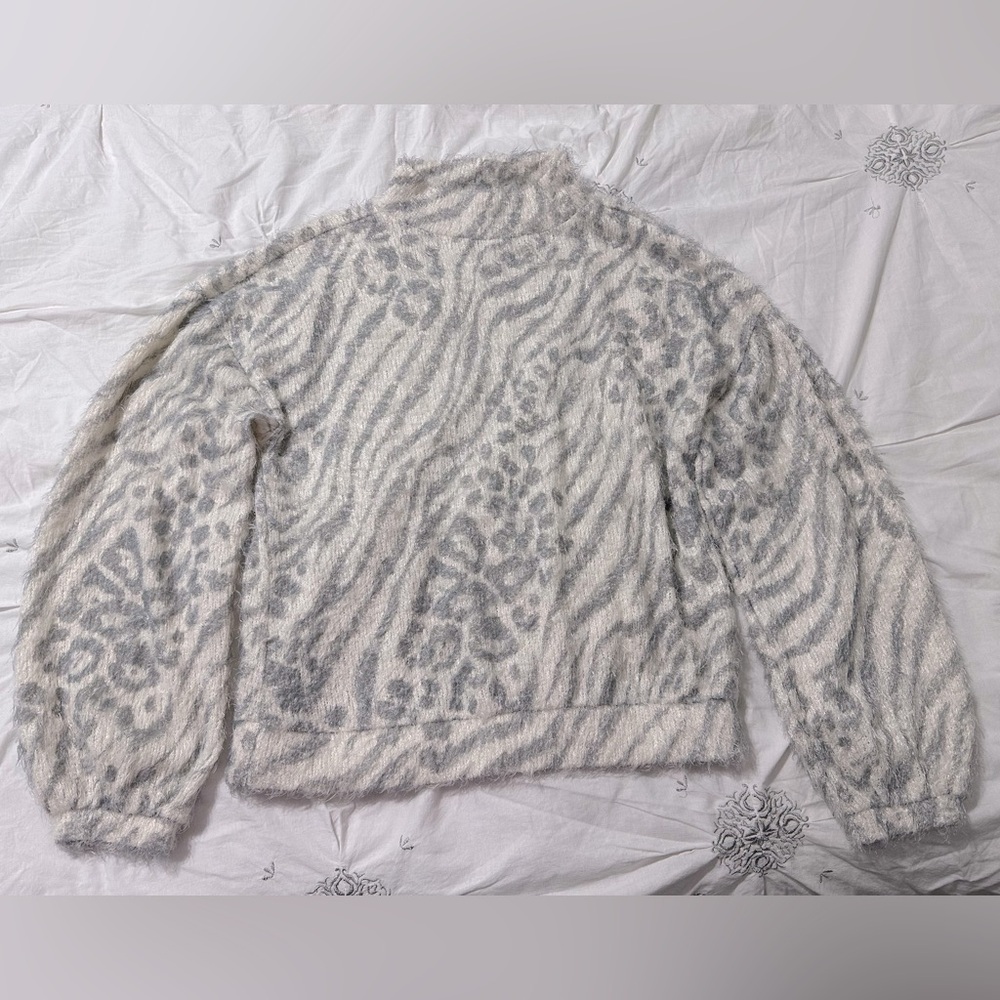Willow & Root sweater from Buckle. Light gray and white. Size Medium.